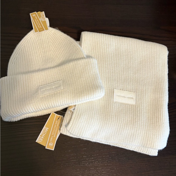 Michael Kors  Cream Beanie and Scarf Set for Women One Size  NWT - Picture 1 of 10